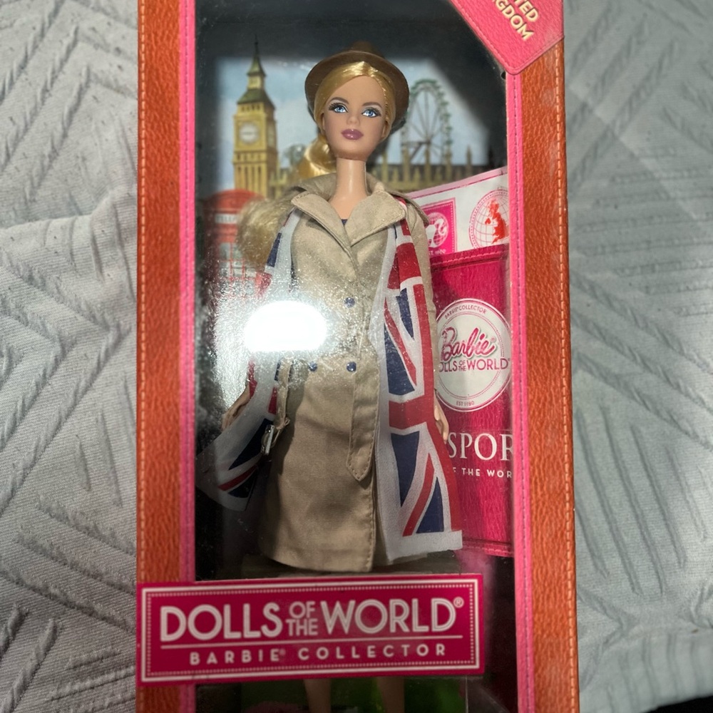 Barbie Dolls of the World UK Passport Set